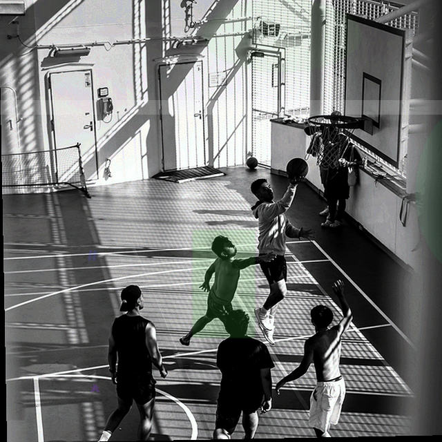 手机屏幕弹出比赛状态通知，画面中包含比分和球队名称